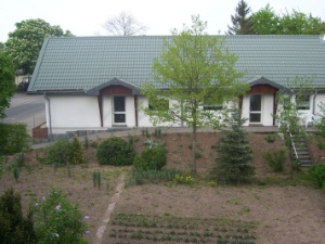 Blick auf die Ferienwohnungen Hauseigener Zeltplatz zum spielen und übernachten